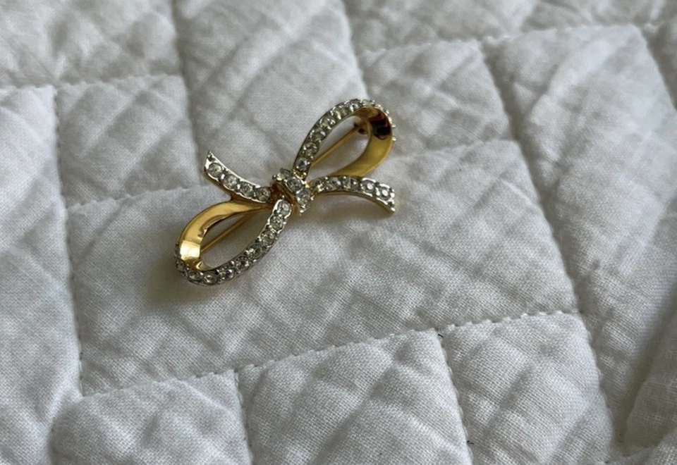 Broche prendedor de cristal con lazo dorado Swarovski Foto 2 de 4