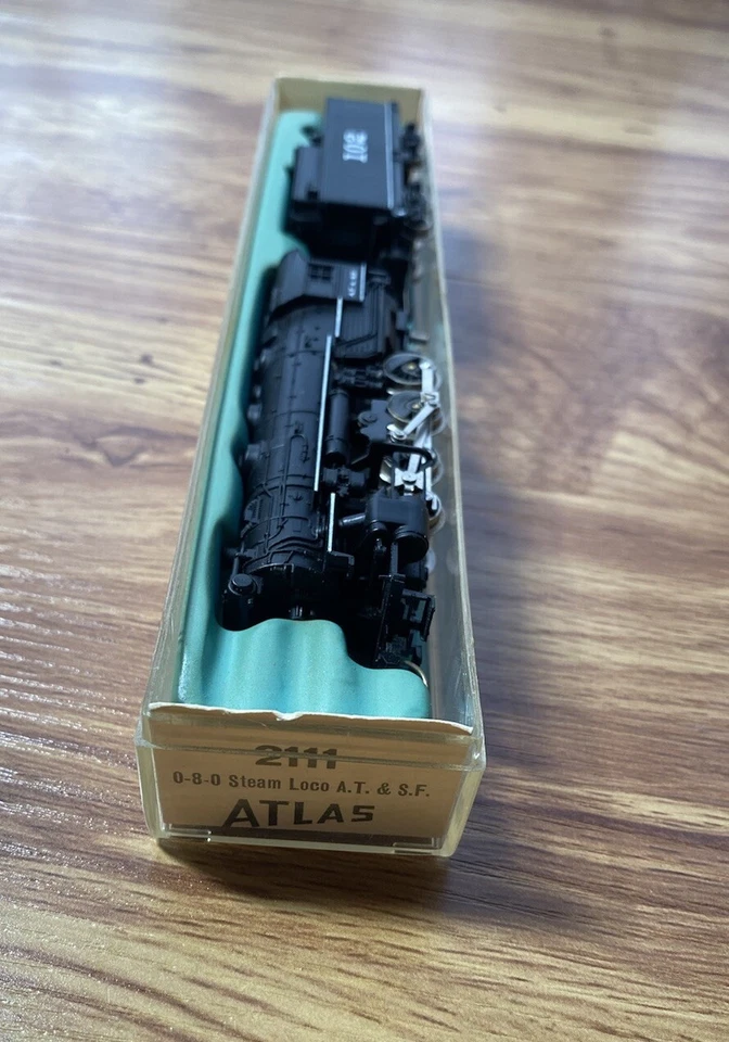 ATLAS STEAM LOCOMOTIVE 0-8-0 A.T.  SF. & TENDER 102 N SCALE TRAIN #2111 Train - Image 3 of 4