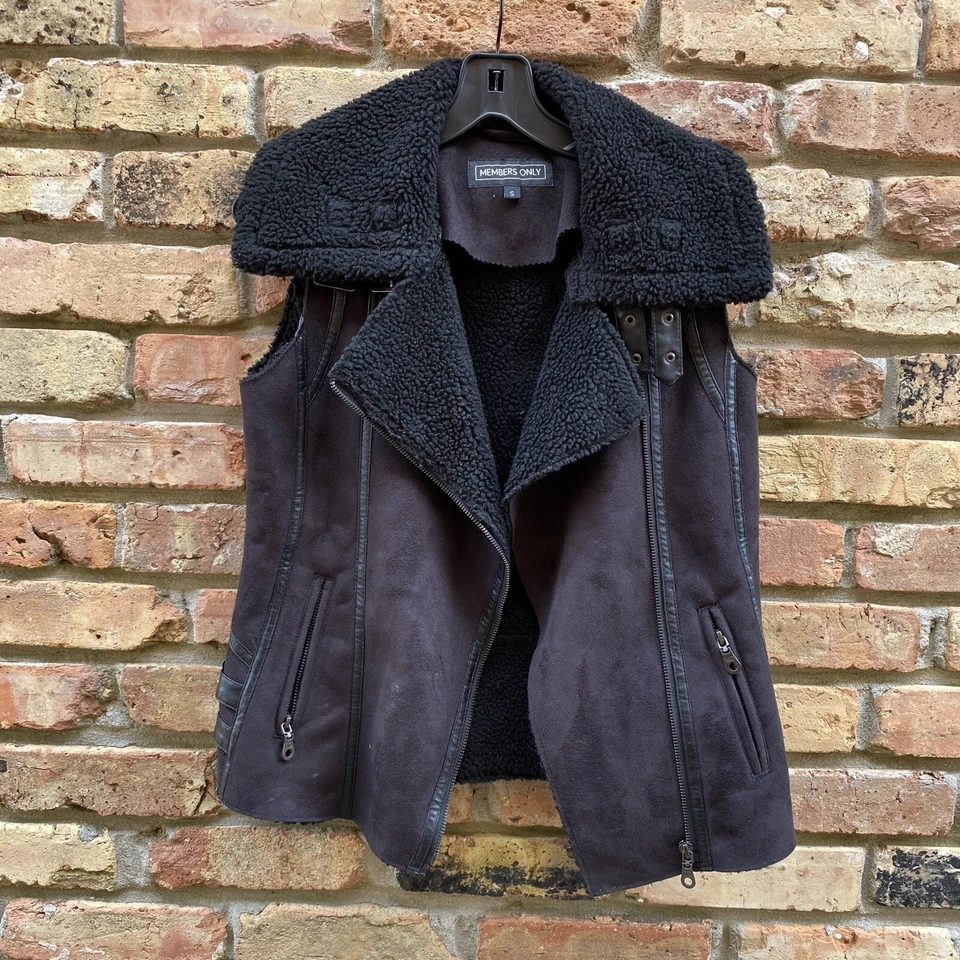 Members Only Mujeres Talla Pequeña Gamuza Forrada Chaleco Chaqueta Hebilla Sin Mangas Foto 2 de 4