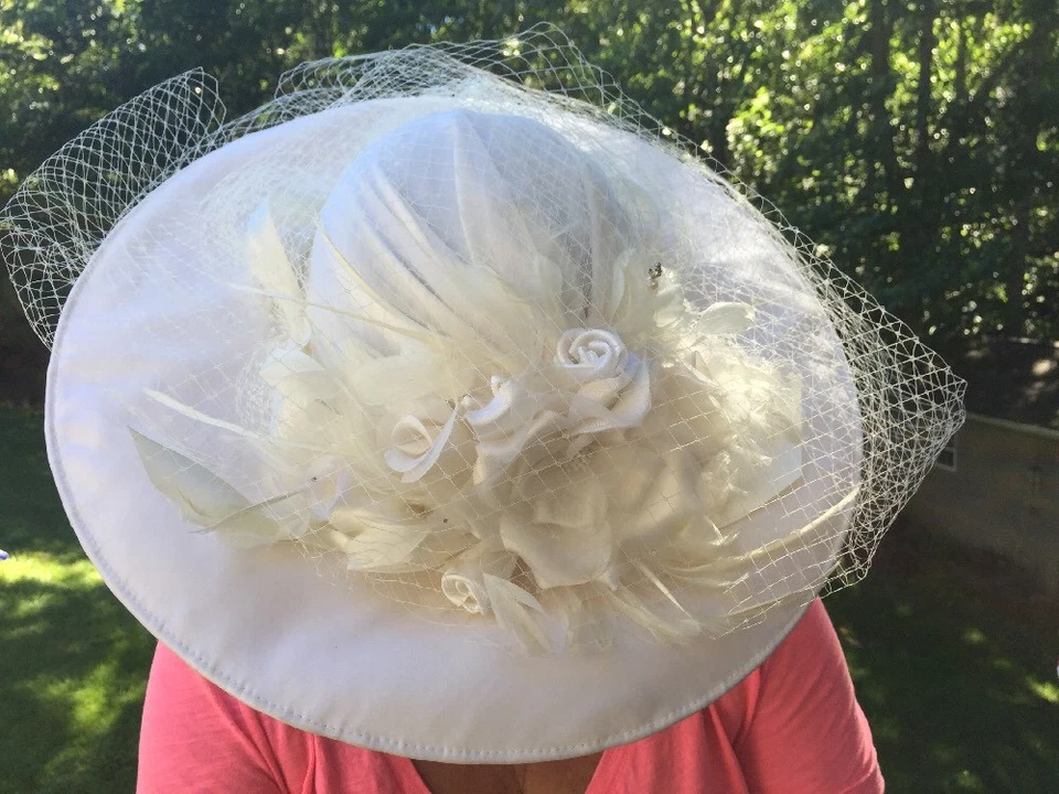 De colección ROSA TODO BLANCO Fiesta Iglesia Boda Noche Fedora Sombrero y Perla Sombrero PIn Foto 3 de 4