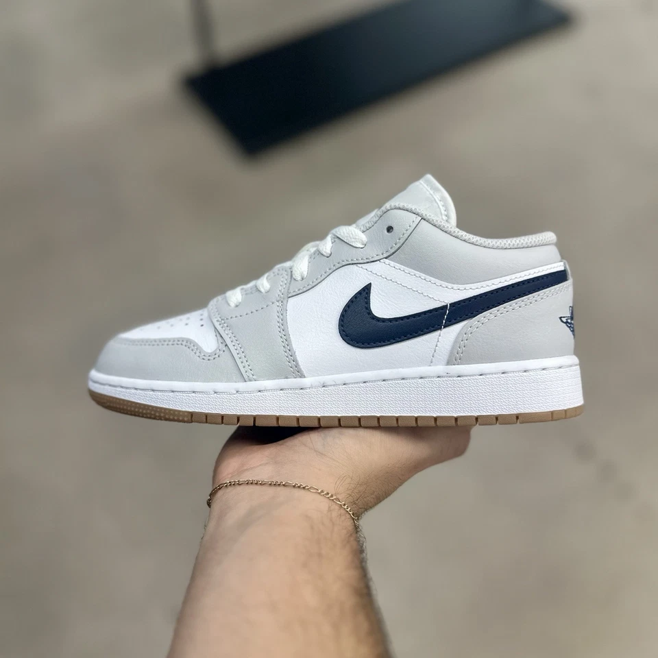 Jordan 1 Bajo 'Midnight Navy Gris Neutro' (553558-146) Tallas 4Y - 13 TOTALMENTE NUEVO Foto 2 de 4