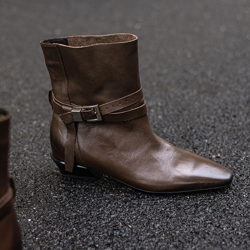 Botas de cuero de vaca de tacón bajo para mujer Botas de invierno Tacón grueso Cinturón Hebilla Botas de caballero Foto 3 de 4