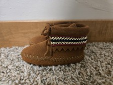 Minnetonka Baby Bootie Moccasins Brown Suede Fringe Beaded Trim Size 2 1102 EUC