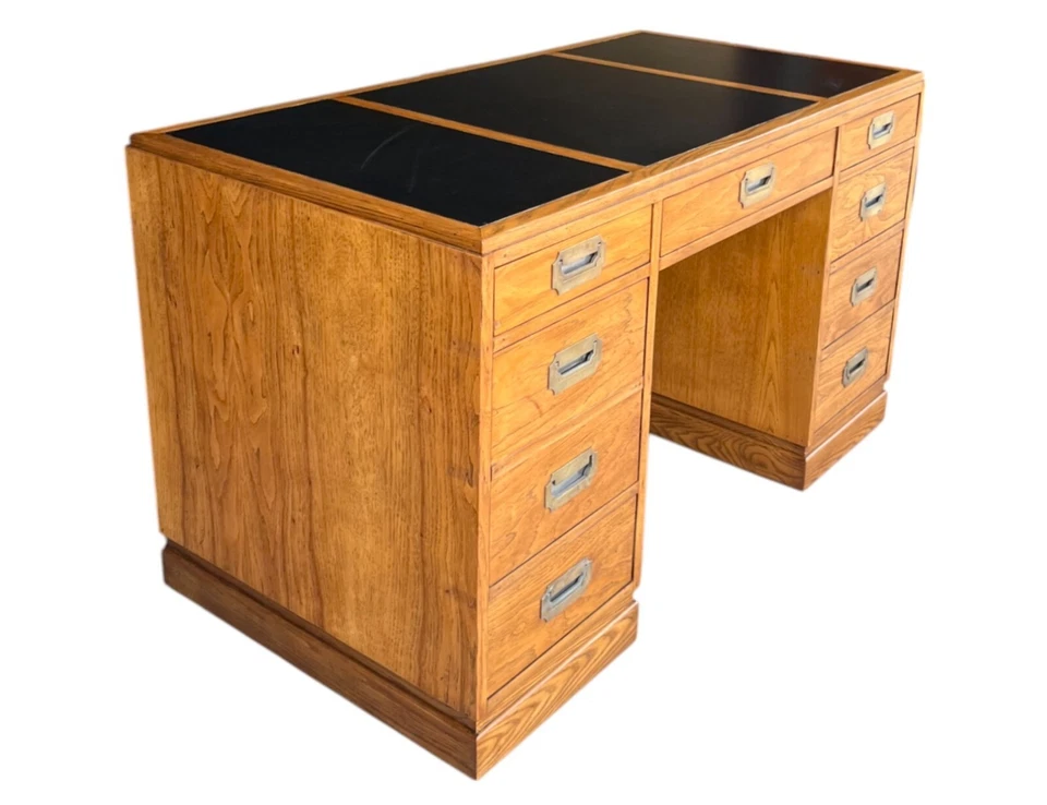 Escritorio de roble estilo campaña vintage con herrajes de latón e incrustaciones negras Foto 4 de 4