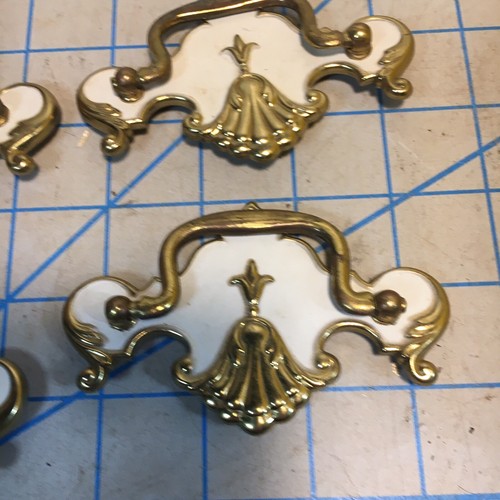 Set of 4 Vintage White & Brass Metal Drawer Pulls – Mid-Century Modern Cabinet - Picture 9 of 12