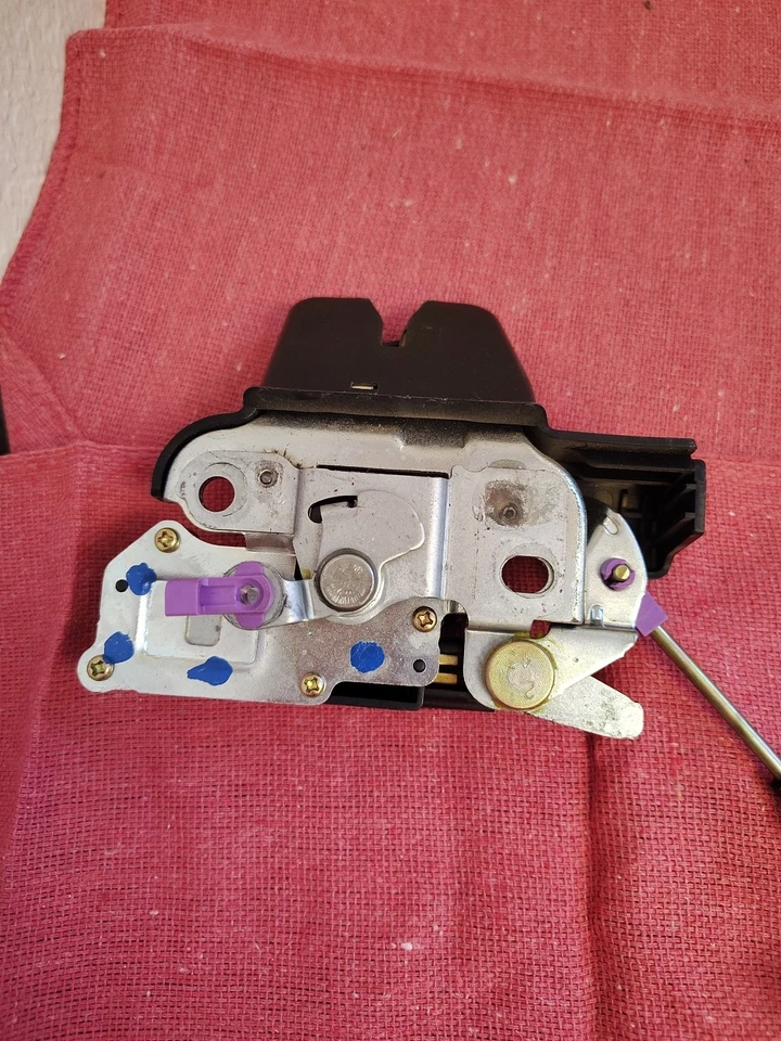 Conjunto de pestillo trasero maletero Toyota Camry 2002-2004 Foto 3 de 4