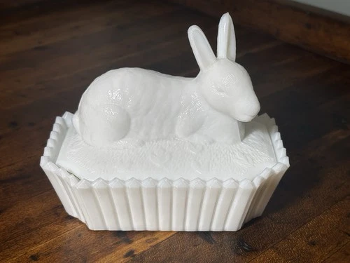 Westmoreland Vintage White Milk Glass Rabbit/Bunny Picket Fence Trinket Box