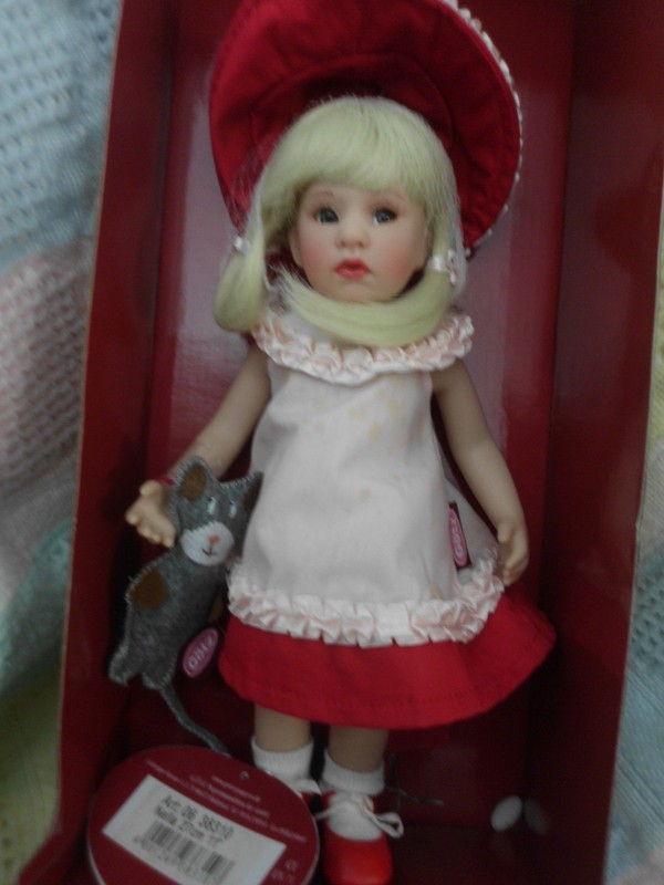 ADORABLE GOTZ NELLA DOLL WITH CAT VINYL/JOINTED 10"