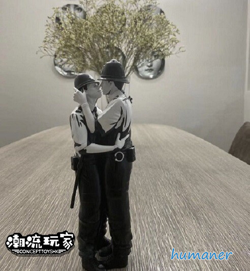 新品 Mighty Jaxx - KISSING COPPERS BANKSY MIGHTY JAXX】KISSING COPPERS BLACK WHITE - BRANDALISED
