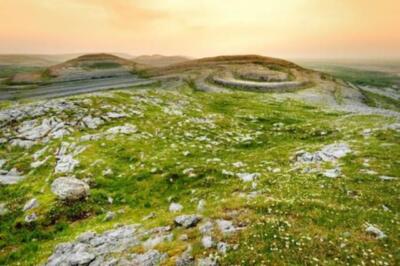 Wandbild: Spektakuläre Landschaft der Burren-Region im County Clare, [...]