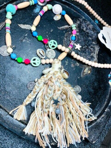lange Hippie Kette mit Silber Federn Münzen Quasten geflochten rosa Holz Perlen - Bild 1 von 5