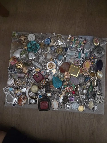 Vintage To Modern Pendant Charm Costume Jewelry for crafts Lot 170+++