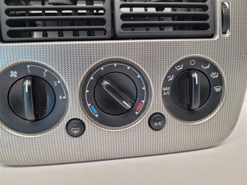 Ford Explorer 2003-2005 radio embellecedor bisel con rejillas de ventilación plateado Foto 2 de 4