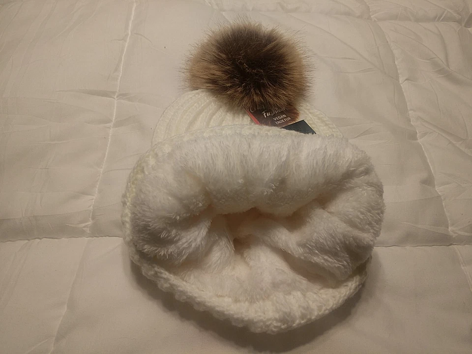 Sombrero de pompón tejido forrado de vellón blanco con puños Ohio State Buckeyes para mujer Foto 2 de 2