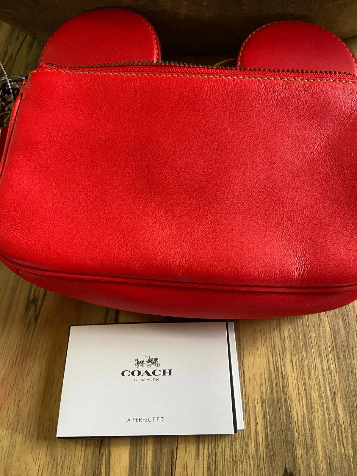 Bracciale Disney x Coach Orecchio di Topolino in pelle rosso F59529 nuovo con etichetta