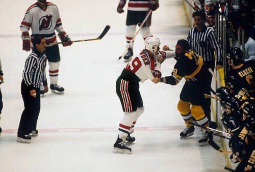 Boston Bruins' Jay Miller is cornered for a fight by the New J Hockey 1988 Photo - Photo 1 sur 1