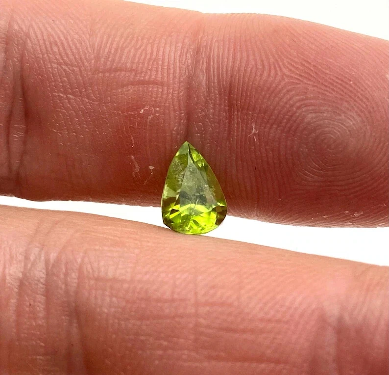 Natural Peridot Loose gemstone 2.20 ct., Pear cut, Origin Pakistan - Image 2 of 4