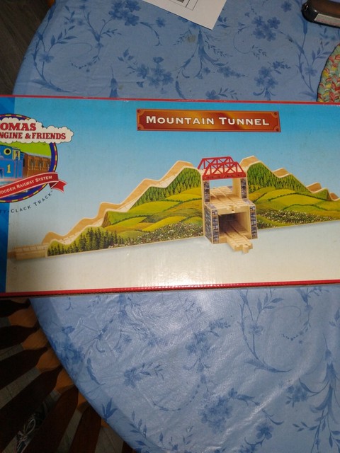 thomas wooden railway mountain tunnel set