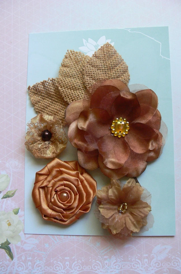 Tela rosa CAFÉ LATTE 4 flores mezcla 30-75 mm a través de 3 hojas de arpillera verde Tara EL Foto 3 de 4