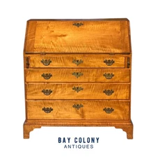 ANTIQUE CHIPPENDALE NEW ENGLAND TIGER MAPLE SLANT LID DESK WITH FULL INTERIOR
