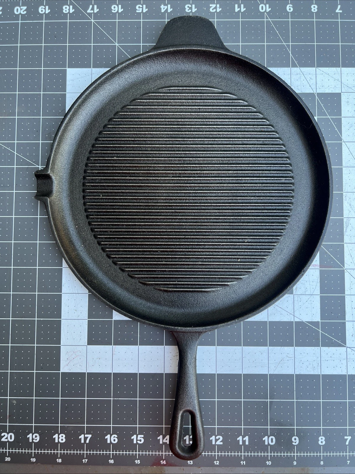 Gold Coast Round Cast Iron Grill Pan With Drip Spout ￼
