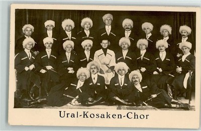 13002202 - Ural-Kosaken Chor mit weissen Pelzmuetzen Foto AK Musiker 1925