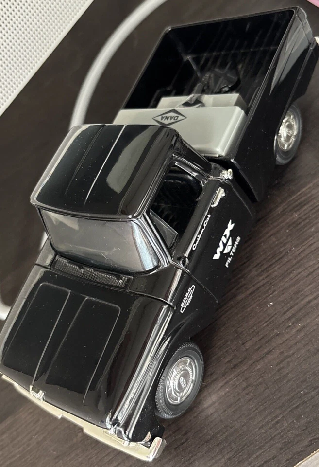 Banco de camión fundido a presión Ford F-100 1966 Wix Filters con llave modelo ERTL 1:25 detallado Foto 4 de 4