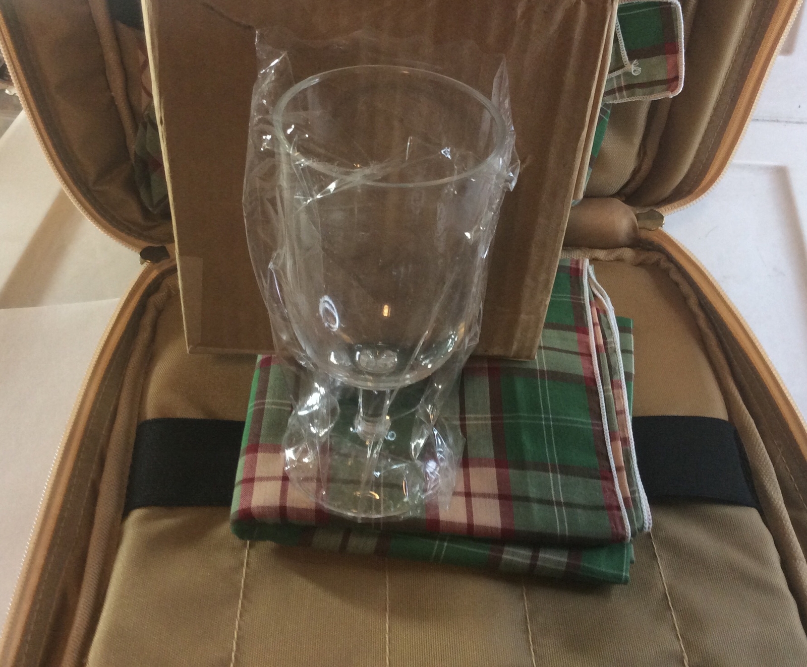 Picnic Time World Map Insulated Picnic Bag With Straps With Some Accessories