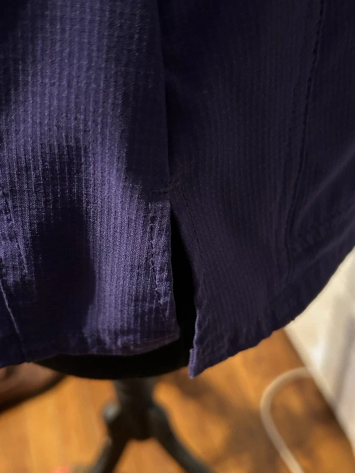 Top uniforme medio púrpura elástico divino con dos bolsillos en la parte delantera  Foto 3 de 4