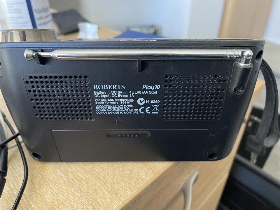 Roberts Radio PLAY10 DAB Digital With FM Tuner - Black portable radio - Image 3 of 4