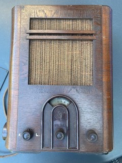 Altes Radio Röhrenradio aus Holz