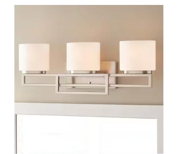 Tocador de baño Hampton Bay Tustna 26" 3 luces luz vidrio opalino níquel cepillado Foto 4 de 4