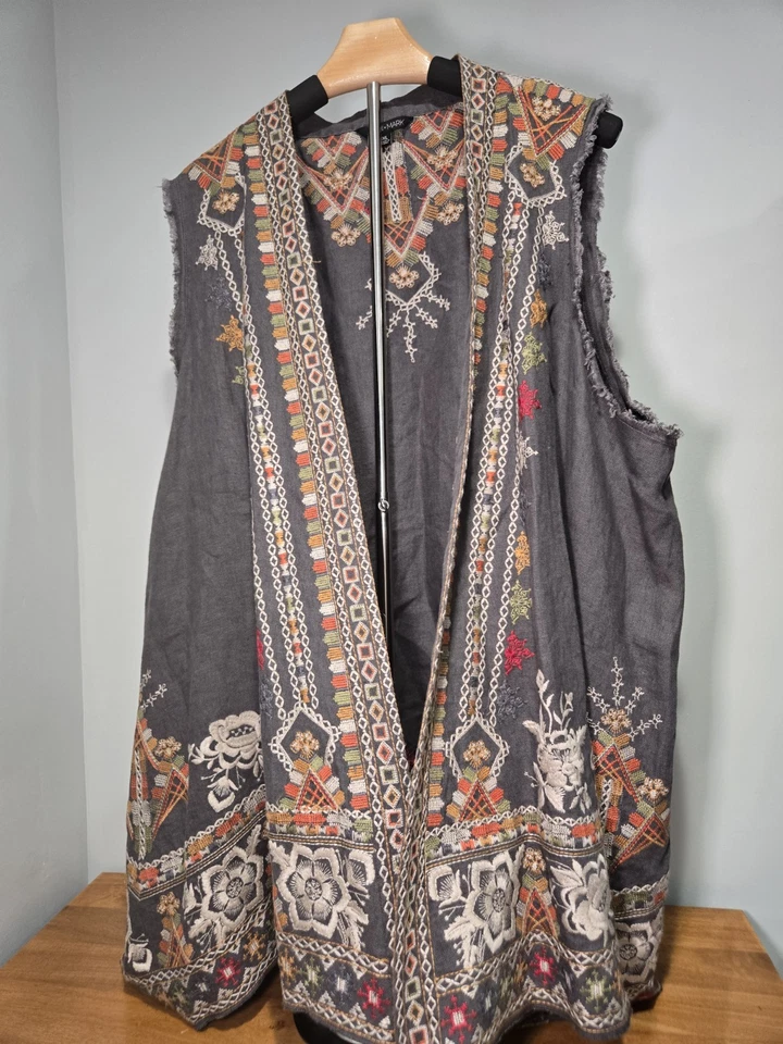 Colete John Mark bordado de linho frente aberta vários bordados coloridos GG boho - Imagem 2 de 4