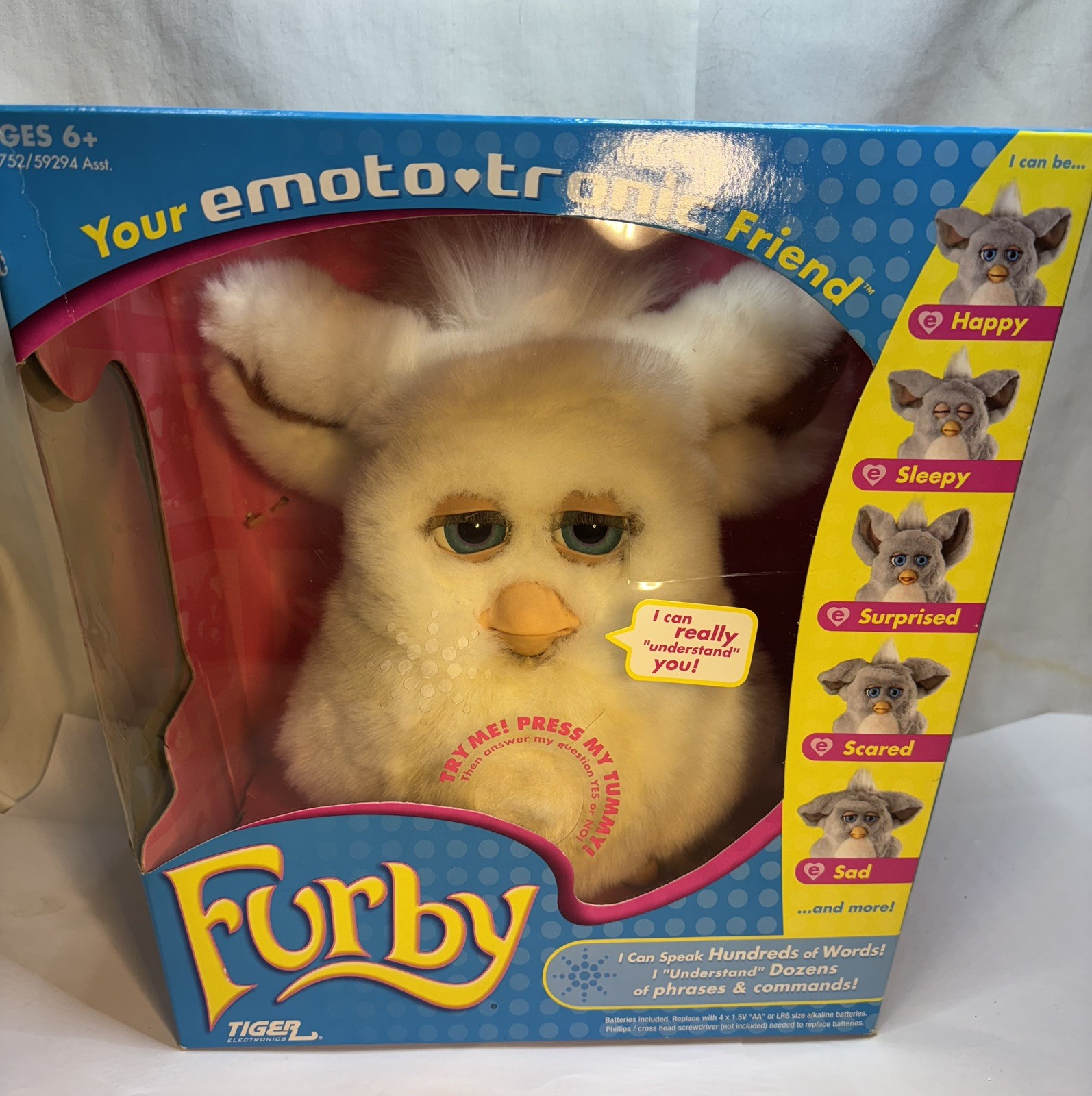 2005 Furby MARSHMALLOW Emoto-Tronic  White & Cream Blue Eyes RARE Factory sealed