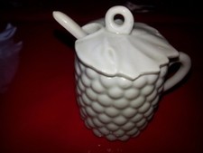 sehr altes Porzellan Töpfchen mit Löffel, Marmelade, Honig, Gelee, Senf