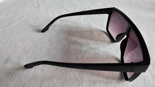 New Yorker black frame sunglasses. - Bild 5 von 11