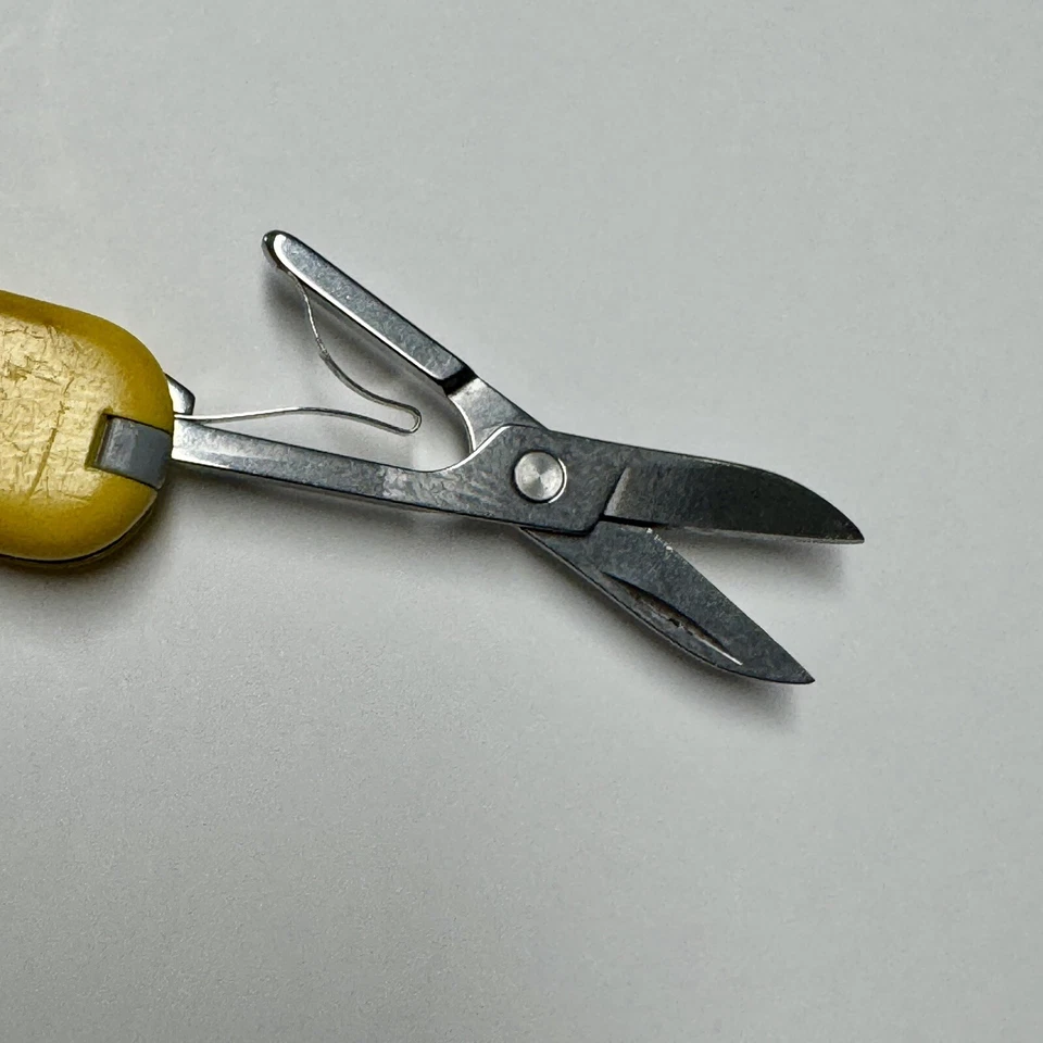 Navaja Suiza Victorinox 58mm Clásica SD Navaja de Bolsillo Amarilla ENVÍO GRATUITO Foto 3 de 4