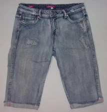 Juniors Vigoss cuffed and distressed capri jeans size 11