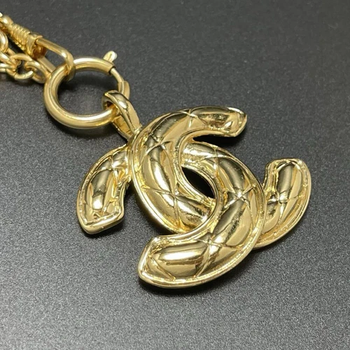 Collana CHANEL marchio Coco Quited grande logo GP catena lunghezza 72 cm placca ovale oro