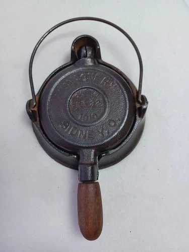 "Wagner" Sidney, 0 Pat Feb 22 1910. Waffle Maker Cast iron With Wood Handles