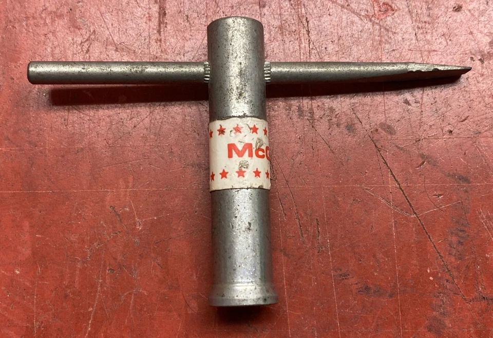 Dodge Chrysler Plymouth McGard ESTRELLAS ROJAS Tapacubos Llave de Bloqueo y 2 Pernos Foto 3 de 4