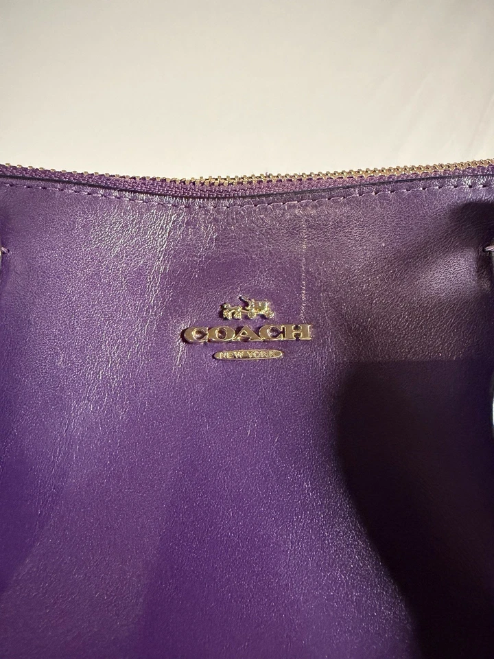 Bolso de hombro Coach mediano de cuero púrpura con parte inferior ancha Foto 4 de 4