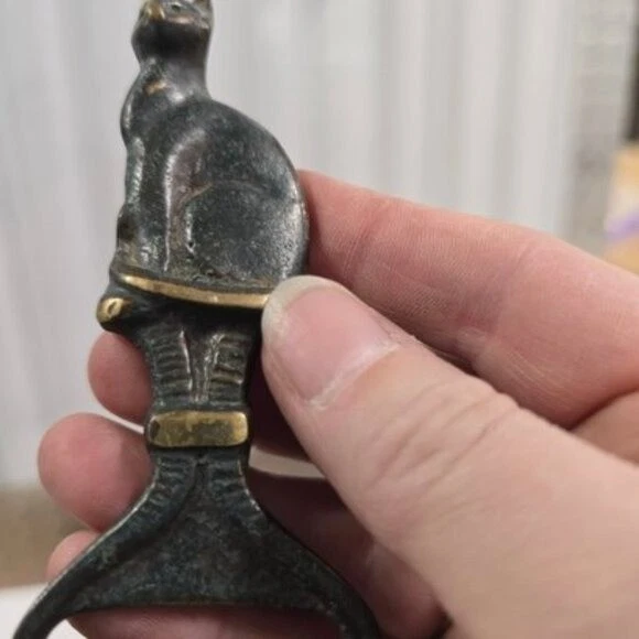 Abridor de botellas vintage de latón para gatos de mediados de siglo acabado Verdigris MCM barware Foto 3 de 4