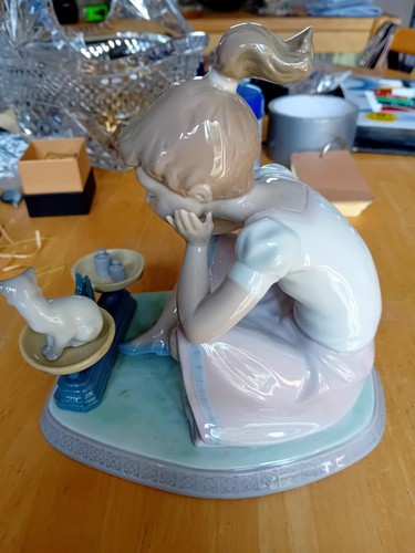 Lladro girl with cat on scales - Picture 4 of 8