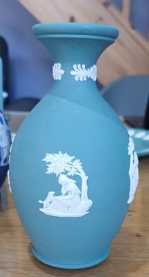 Wedgwood creme auf türkisgrün Jasperware Knospenvase 5'' seltenere Farbe. Schönes Stück!!