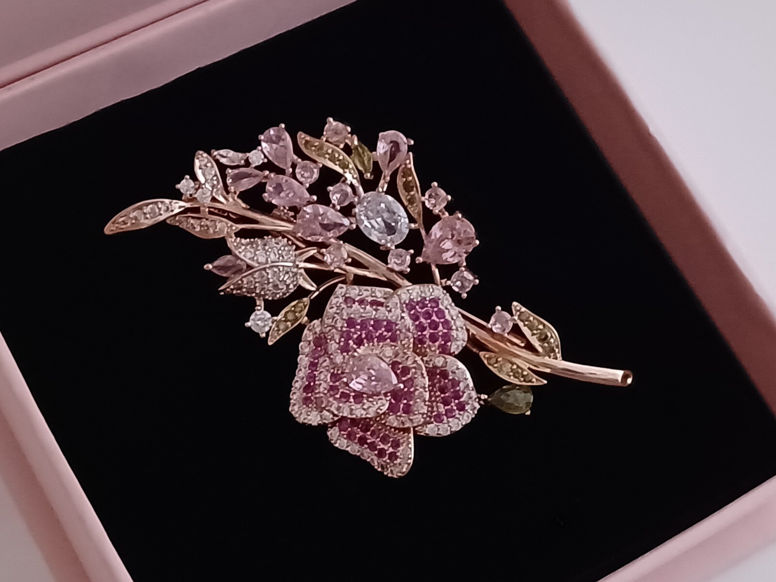 Broche florale en argent et zircon cubique éclatant pour tailleur chic