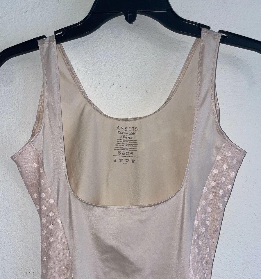 Regata feminina ASSETS Red Hot Label by SPANX Shapewear bolinhas G bege grande - Imagem 3 de 4