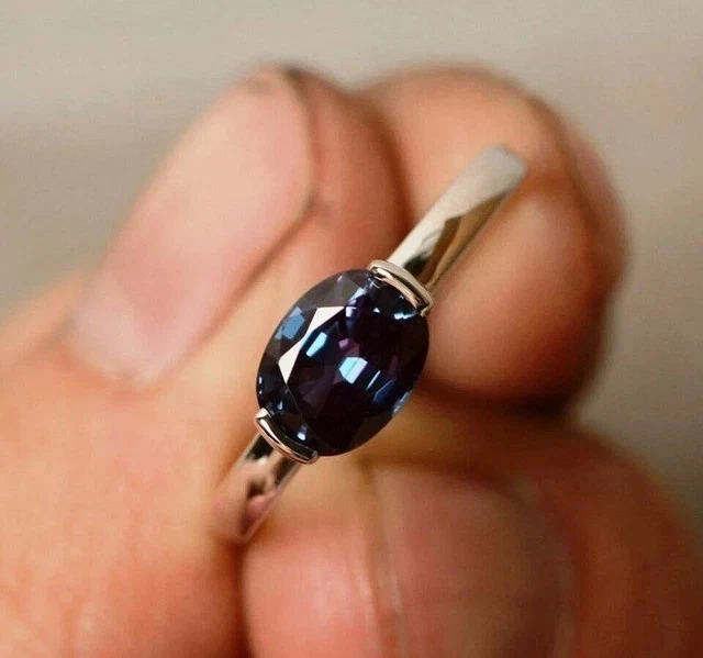 Anillo de belleza para mujer de alejandrita de corte ovalado de 3 quilates enchapado en oro blanco de 14 quilates Foto 3 de 4