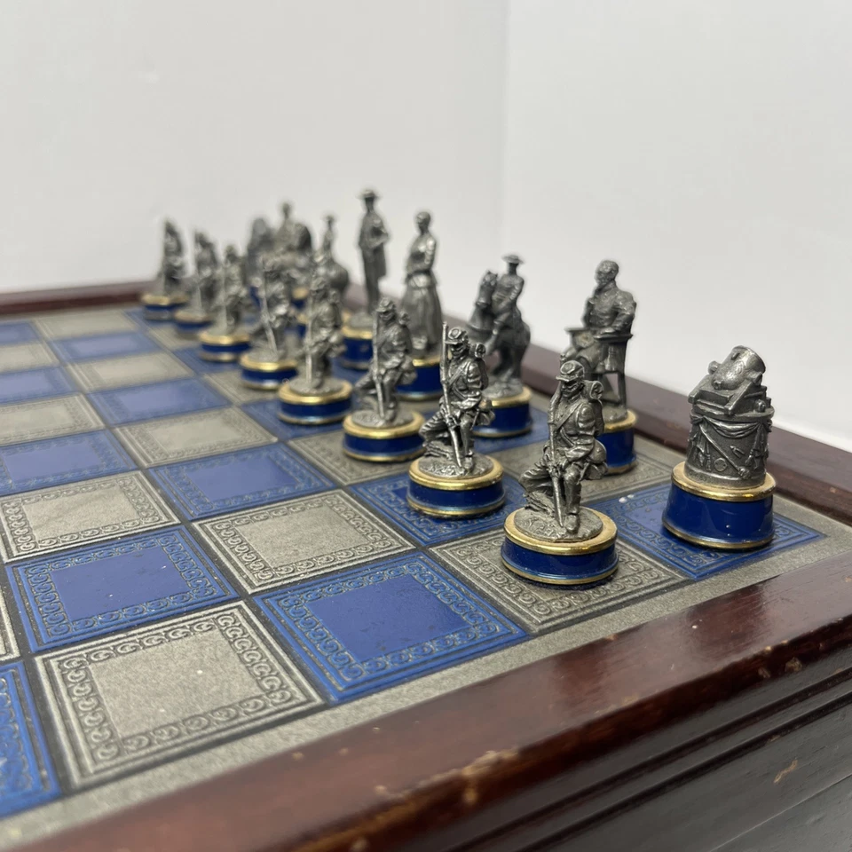 Juego de ajedrez Franklin Mint 1983 peltre y latón de la Guerra Civil con piezas azules y grises de colección Foto 2 de 4