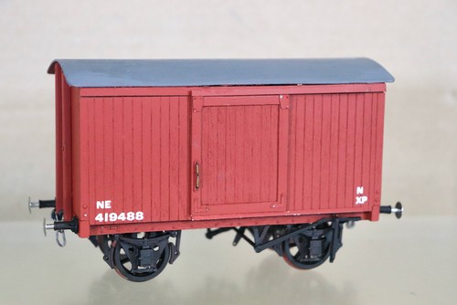KRATZER BAUSATZ GEBAUT SPUR O NE LNER BRAUN GESCHLOSSENER GÜTERWAGEN WAGEN 419488 oa | Condition: Used